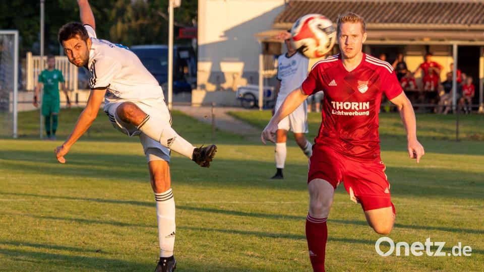 Die SpVgg Pfreimd (rechts Dennis Lobinger) traf zuletzt im Toto-Pokal-Halbfinale auf Kreisebene auf den Bezirksliga-Kollegen SV Schwarzhofen und unterlag im Elfmeterschießen. Im Kirchweih-Heimspiel wollen es die Pfreimder nun besser machen. Bild: Guenter Uschold