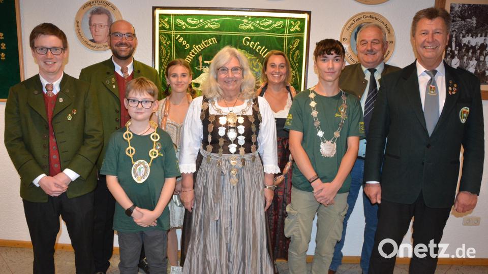 Die neuen Schützenkönige kürte die Zimmerstutzengesellschaft „Eichenlaub“ Königshütte. Im Bild die neuen Könige mit den Altkönigen. Von links: Sportleiter Julian Männer, Vorsitzender Johannes Kirchner, Bambinikönig Noah Eckert, Amelie Rahn, Schützenkönigin Theresia Kirchner, Stefanie Härtl-Rahn, Jugendkönig Julien Lenk, Bürgermeister Johann Burger und Gauschützenmeister Manfred Zölch. Bild: jr