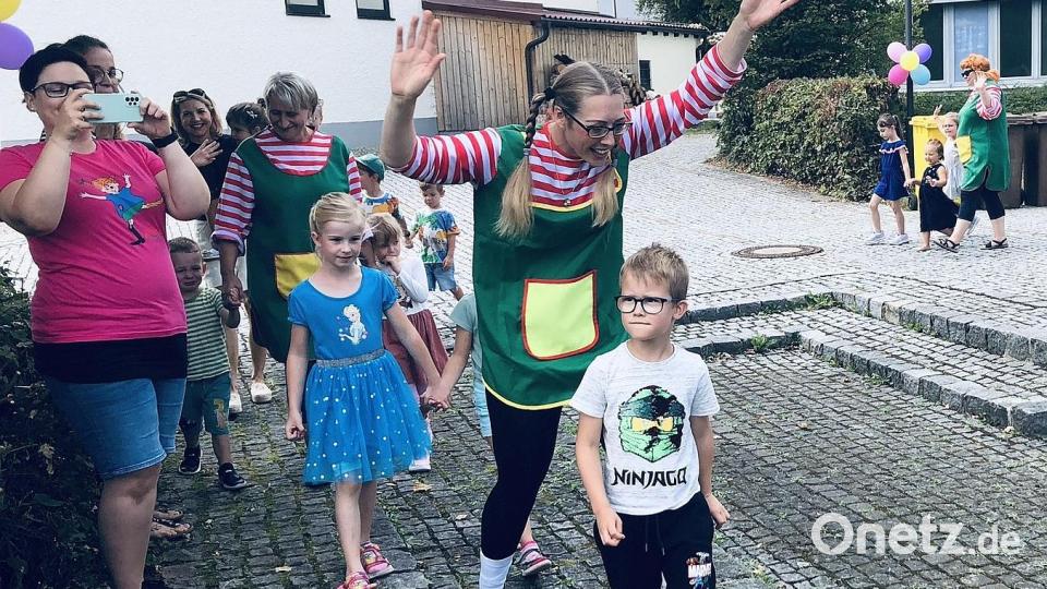 Ziel des Umzuges war die grüne Wiese an der Mehrzweckhalle in Fuchsmühl. Dort wurden die Gäste begrüsst. Bild: wro