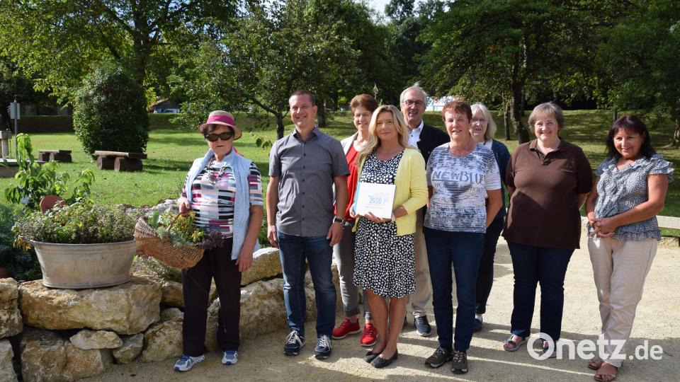Das Team der Kräuteroase und die Gäste der offiziellen Freigabe: (von links) Markusine Guthjahr, Bürgermeister Jörk Kaduk, Heidi Ziegler, Projekt-Koordinatorin Nicole Graf, stellvertretender Landrat Franz Mädler, Gunda Pirner, Martina Kohler, Margit Bunzel und Hildegard Kohl. Bild: wku