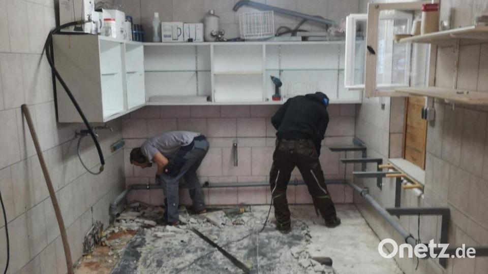 Mitglieder des TSV Königstein packten bei den Arbeiten im Sportheim mit an. Bild: lei