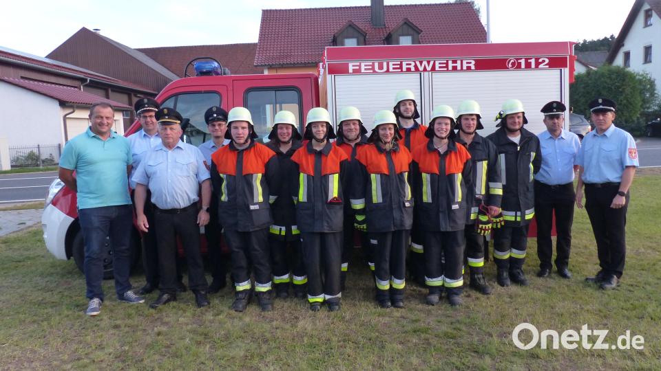 Die erfolgreichen Feuerwehrfrauen und -männer mit den Ausbildern, Schiedsrichtern und dem Bürgermeister Bild: sl