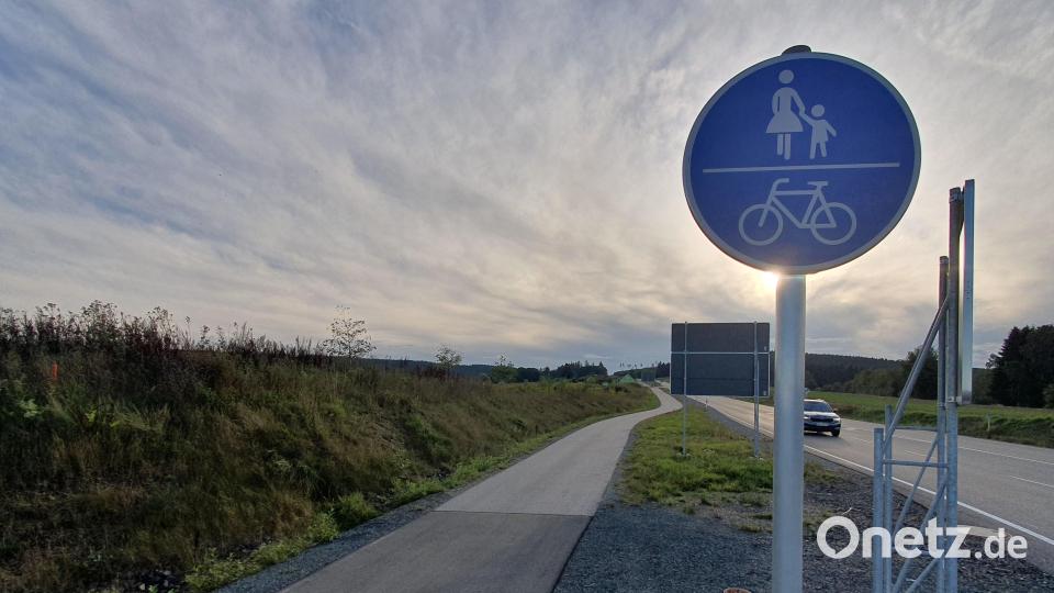 Die Stadt Erbendorf übernimmt die Unterhaltungslast des kombinierten Geh- und Radweges entlang der B299 zwischen Erbendorf und dem Ortsteil Eppenhof. Bild: kaz