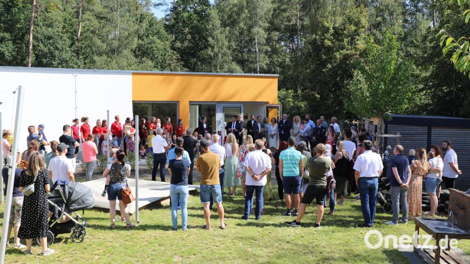 Mit einer Einweihungsfeier stellt das Johanniter-Kinderhaus "Weltgestalter" den neuen Anbau an die Kinderkrippe in Wackersdorf vor. Bild: Matthias Walk/exb