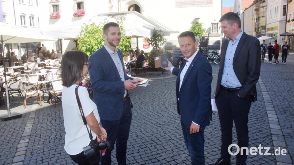 Oberbürgermeister Jens Meyer (2. von rechts) testet die Stadtführung mit "Hearonymus" durch Weiden mit dem Smartphone. Dezernent Andreas Holz (rechts) und Pressesprecherin Christina Geiger (links) haben die Texte für die Audioführung eingesprochen. Kevin Lorenz vom Tourismusbüro (2. von links) kündigt eine Erweiterung des Angebots an. Bild: fz