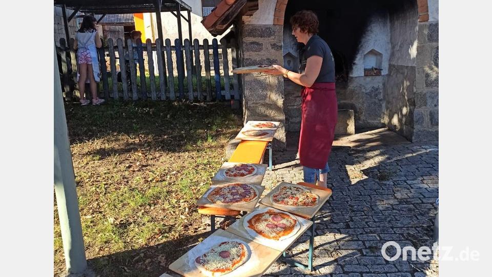 Eine lange Schlange an Pizzen wartet vor dem Ofen darauf, dass es endlich losgeht. Bild: Gassner/exb