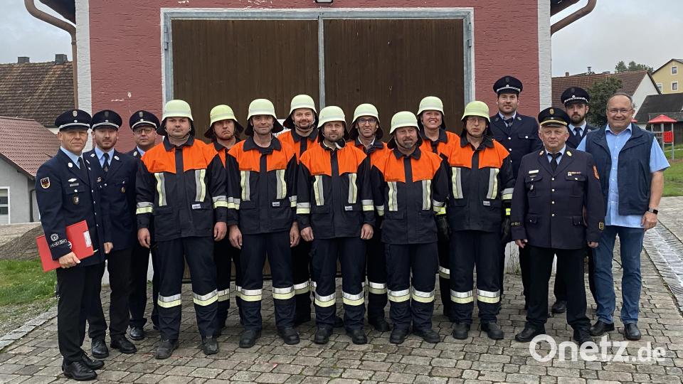 Ü 40 Gruppe mit Schiedsrichtern und Ersten Bürgermeister Ludwig Gürtler (li.) Bild: Josef Glas