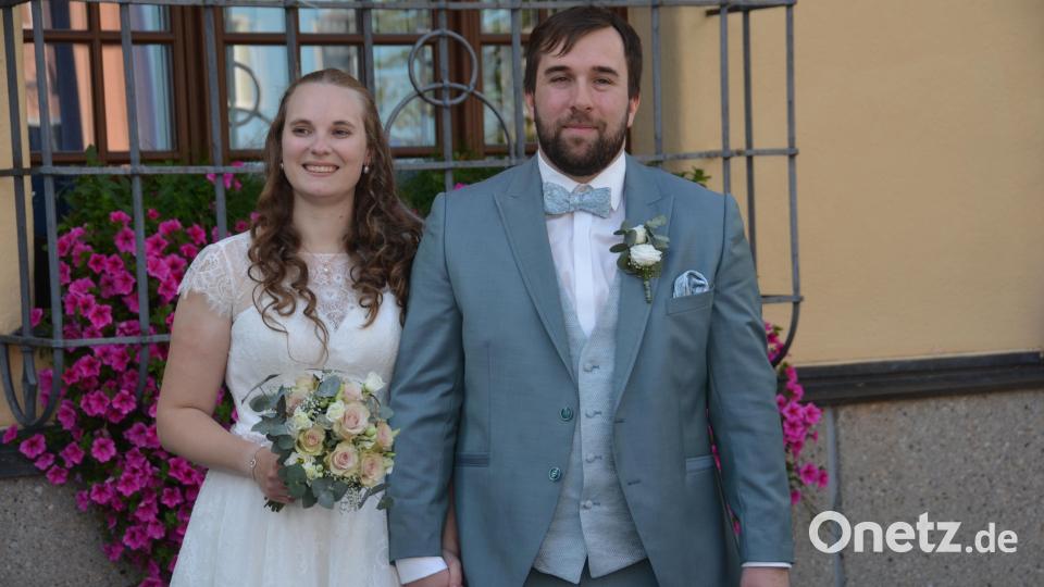 Jacqueline Marx und Christian Gallitzdörfer haben sich im Vohenstraußer Rathaus getraut und beginnen nun den gemeinsamen Lebensweg. Bild: dob