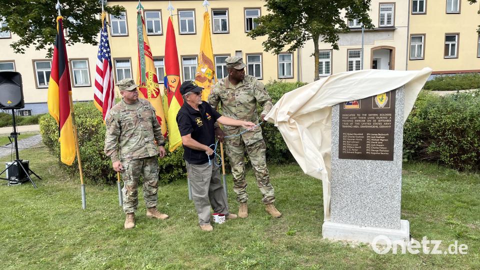 Command Sergeant Major Hermes Acevedo (von links), Veteran Mark Williams und Oberst Kevin Poole enthüllten die Gedenktafel, die nun an der schreckliche Artillerieunglück von 1960 erinnert. Bild: mor