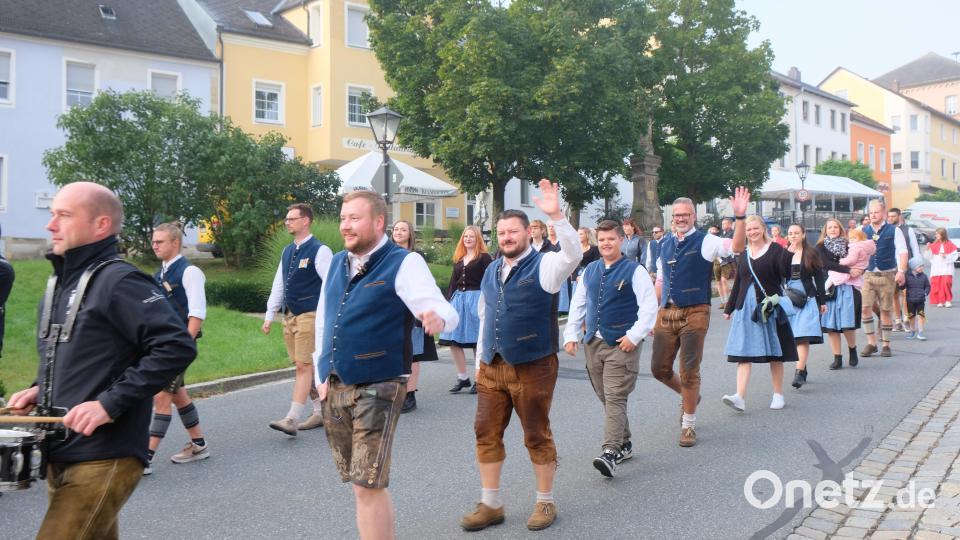 Angeführt von der Stadtkapelle führt der Kirchzug mit den Vereinsmitgliedern vom Rathaus zur Stadtpfarrkirche. Bild: do