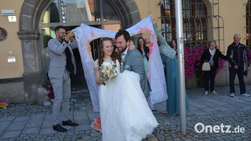 Durch das ausgeschnittene Herz trägt der Bräutigam Christian Gallitzdörfer seine Braut Jacqueline Marx in einen neuen Lebensabschnitt. Bild: dob