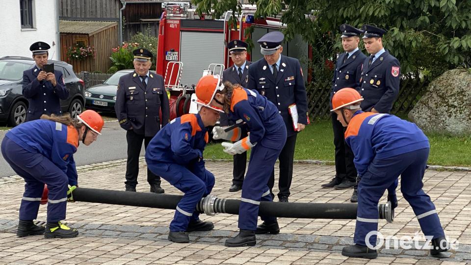 Der Feuerwehrnachwuchs beim Kuppeln einer Saugleitung. Bild: Josef Glas