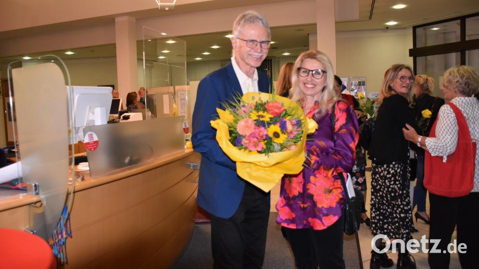 KV-Vorsitzende Petra Schicker, im Bild mit ihrem Mann, erhielt für ihr Engagement und ihre einführenden Worte zum Thema einen Blumenstrauß. Bild: ubb