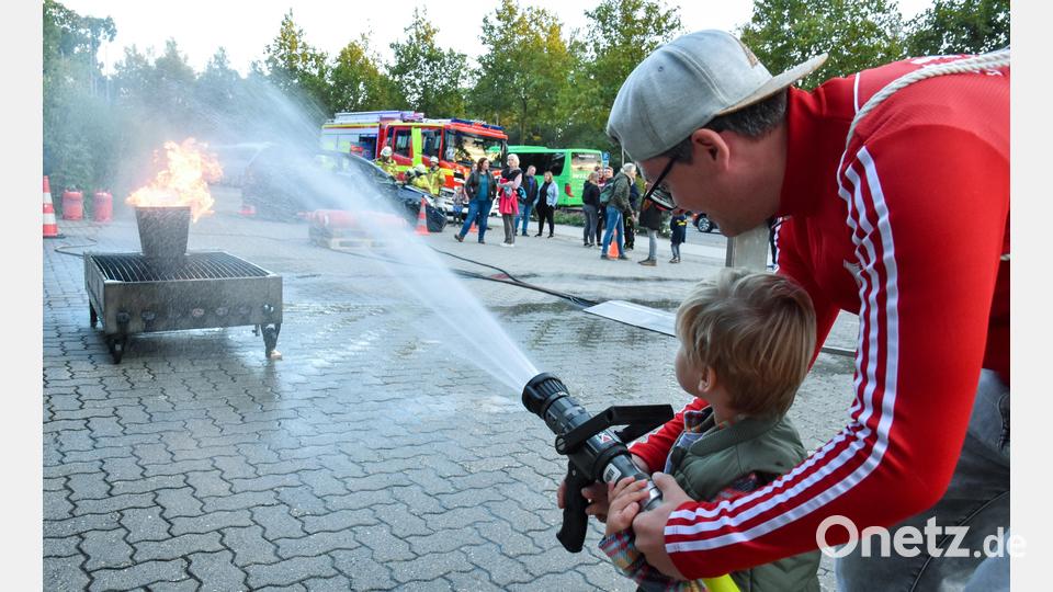 Mit Papas Hilfe durfte in Amberg dieser kleine Bub ein Feuer löschen. Bild: Stephan Huber