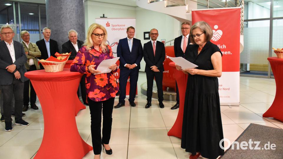 KV-Vorsitzende und Künstlerin Petra Schicker sowie Buchautorin und Künstlerin Irmtraud Schicker (von links) erklärten bei der Vernissage den Begriff &quot;Leader&quot;, der im diesjährigen Thema der Kunstausstellung eine wichtige Rolle spielte. Bild: ubb