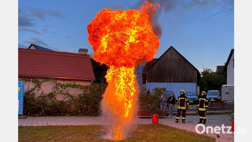 Eine eindrucksvolle Stichflamme zeigt, dass ein Ölbrand in der Küche sehr gefährlich sein kann. Bild: Michael Roith