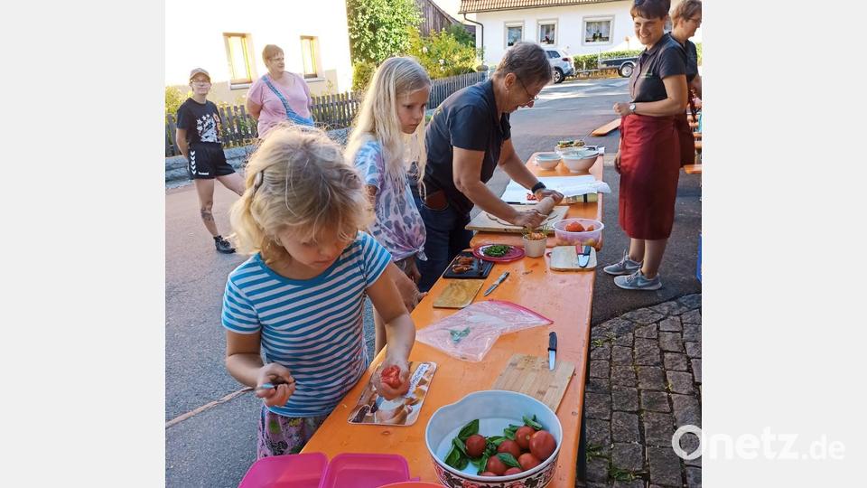 An der "Pizzastrecke" wird die eigene Ernte zum Belag. Bild: Gassner/exb