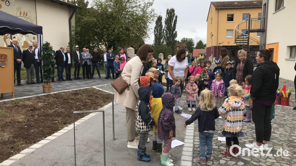 Mit einem Lied bereicherten die Mädchen und Buben die Einweihung ihres neuen Kinderhauses Blumenwiese. Bild: mma