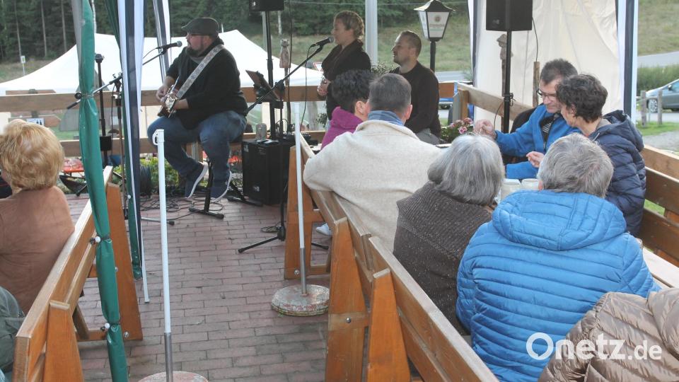 Die Songs von Thorsten Horn, Marion Weißmeyer, und Florian Vitus Schönberger (von links) kommen beim Publikum an. Bild: pi