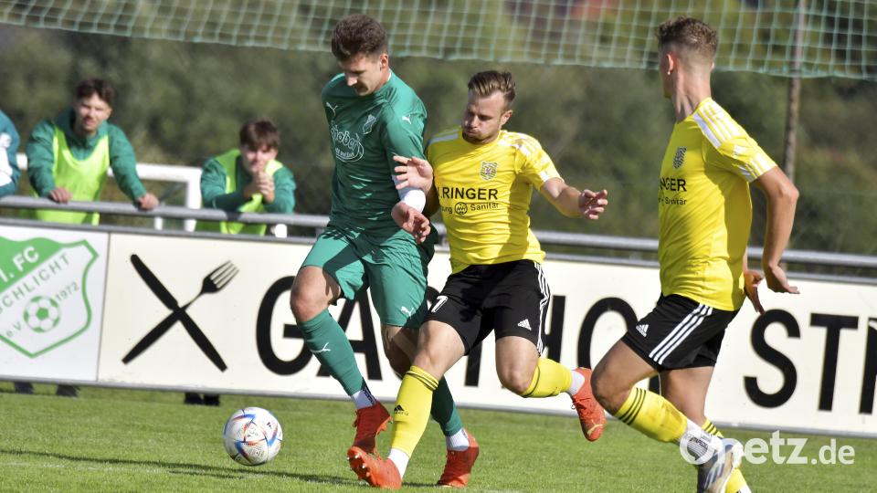 Tobias Hüttner (Zweiter von links) kann in dieser Szene Lucas Schmutzer (links) vom 1. FC Schlicht erfolgreich stören. Rechts ist Maximilian Pogoda vom SV Hahnbach Beobachter der Szene.
Aus: 1. FC Schlicht – SV Hahnbach 2:1 (1:0). Bild: Hubert Ziegler