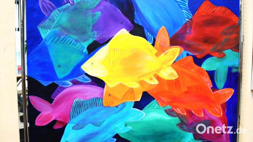 &quot;Glas-Karpfen&quot; hat KV-Vorsitzende Petra Schicker ihr Werk benannt, denn ihre Fische seien durchsichtig wie Glas. Bild: ubb