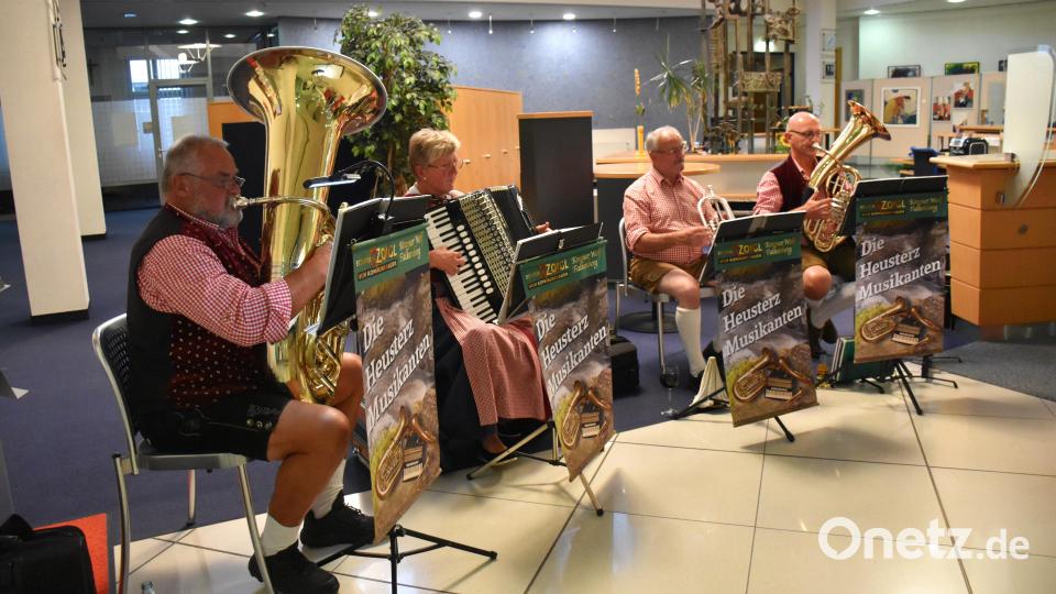 Die Heusterz-Musikanten begleiteten die Vernissage mit munteren,kräftigen Klängen. Bild: ubb