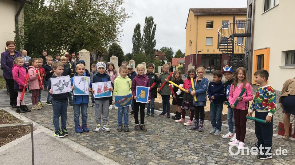 Die Schulkinder freuten sich schon tierisch auf das renovierte Hallenbad Bild: mma