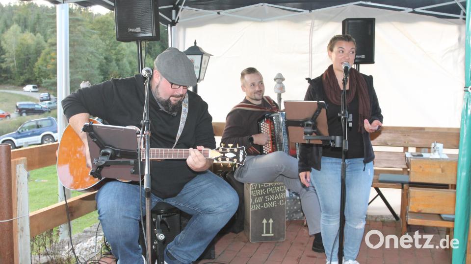 Die Songs von Marion Weißmeyer, Florian Vitus Schönberger und Thorsten Horn (von rechts) kommen beim Publikum an. Bild: pi
