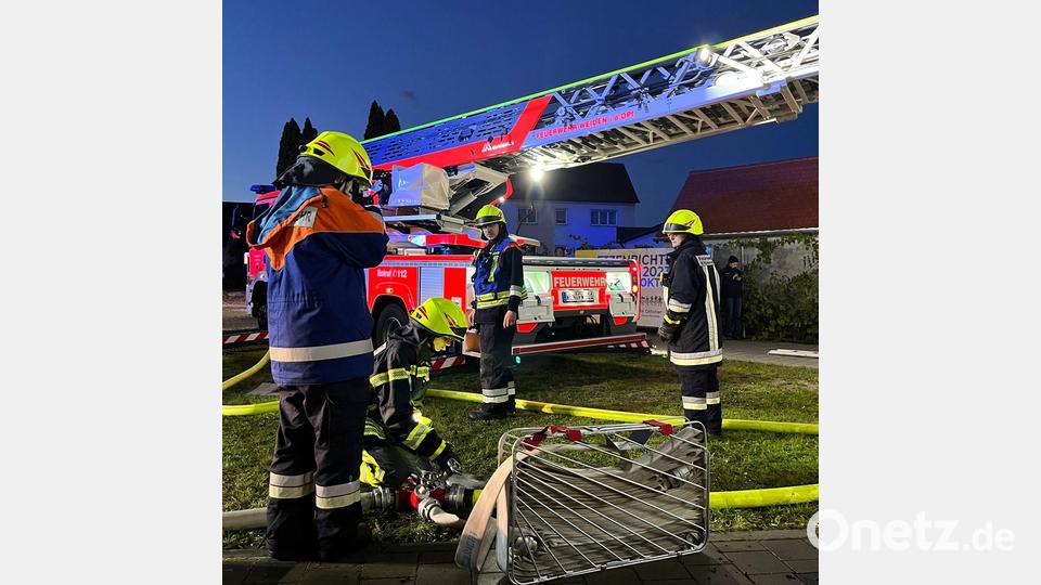 Demonstration an der Drehleiter. Bild: Michael Roith