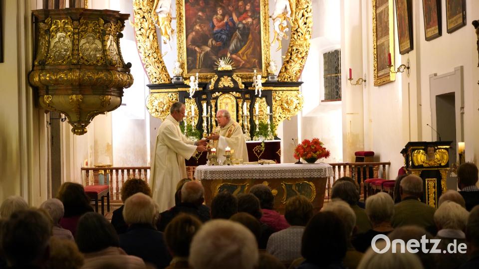 Bruder-Klaus-Festmesse in der Wallfahrtkirche St. Quirin mit Landvolk-Seelsorger Gerhard Pausch (rechts) und Kommunionhelfer Horst Pleyer Bild: fvo