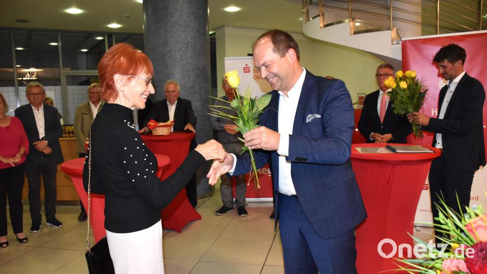 Für jede Künstlerin, im Bild Margret Seer, und für jeden Künstler hatte Sparkassen-Vorstandsvorsitzender Hans-Jörg Schön eine Rose als Geschenk mitgebracht. Bild: ubb
