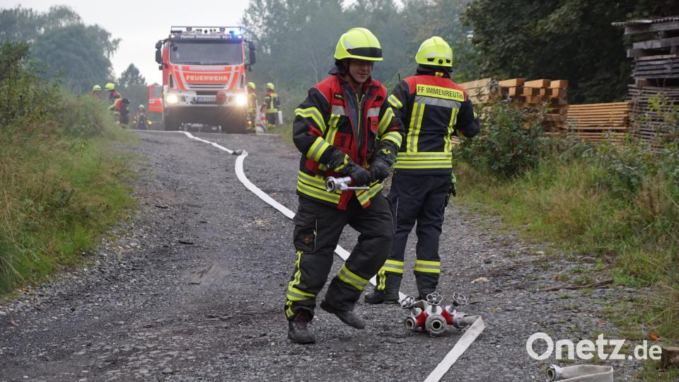 Die erste Schlauchleitung zum Hydranten legte die Immenreuther Wehr. Geschwindigkeit war gefordert. Bild: bkr