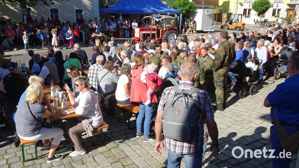 Alle Plätze sind am Kirwamontag am Marktplatz besetzt. Bild: hm