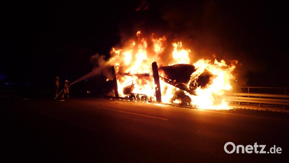 Einsatzkräfte löschen einen brennenden Lastwagen am Montagmorgen. Bild: Amt für Brand- und Katastrophenschutz, Stadt Regensburg