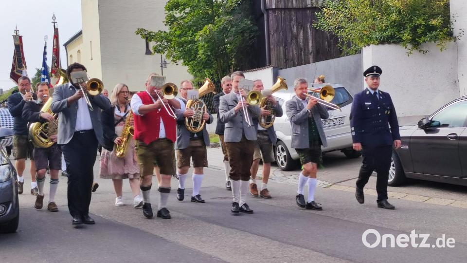 Die Blaskapelle führt den Zug zum Festzelt an. Bild: hme