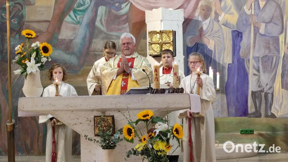 Pfarrer Arnold Pirner zelebriert den Gottesdienst. Bild: hme