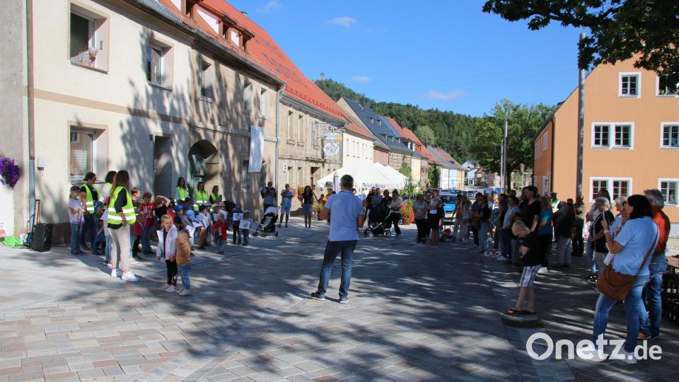 Vor dem Rathaus lauschen einige Zuhörer dem Appell für die Kinderrechte. Bild: sne
