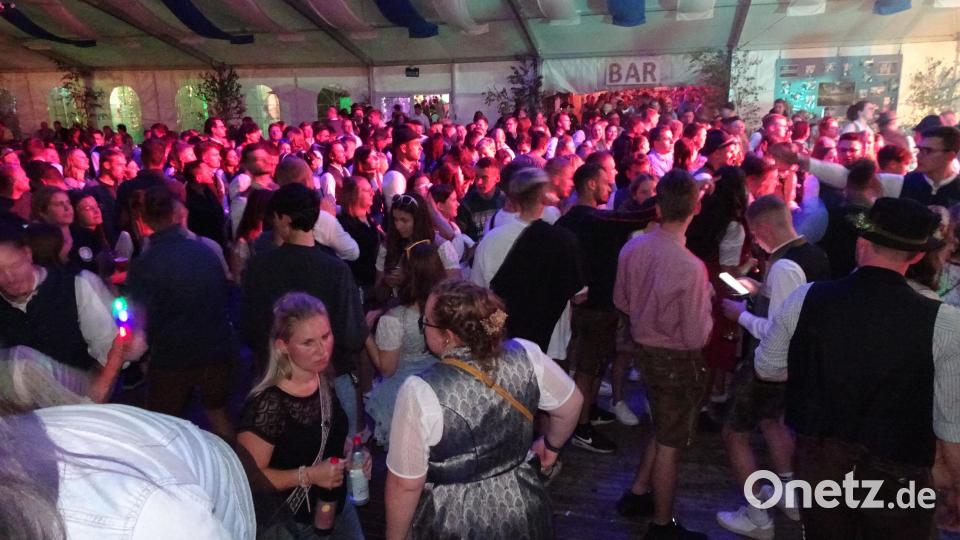 Viele Besucher strömen in das Festzelt. Bild: hm