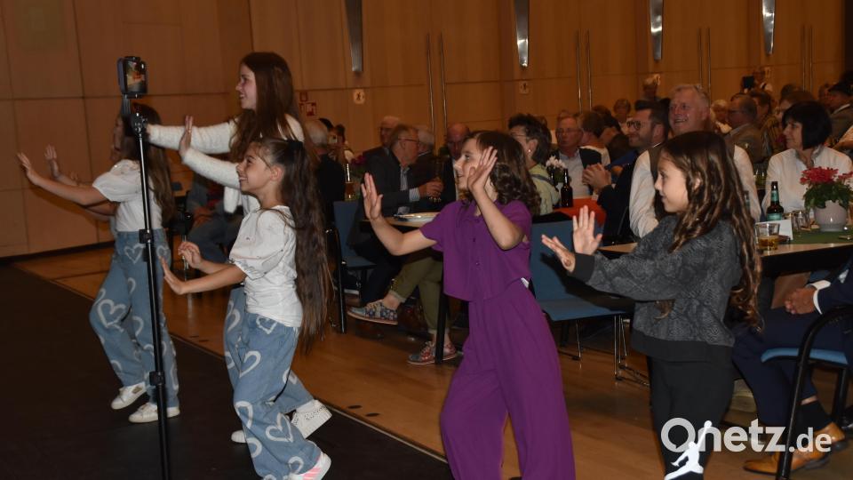 Die &quot;Malinka&quot;-Kinder lassen sich von der &quot;Kalinka&quot;-Musik mitreißen. Bild: hcz