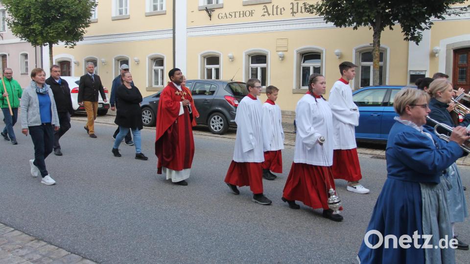 Die Feier des Patroziniums beginnt mit einem Kirchenzug. Bild: pi