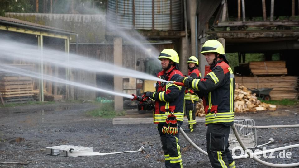 Für die Löschgruppe reichte das Wasser noch aus dem Hydranten auf dem Werksgelände. Bild: bkr