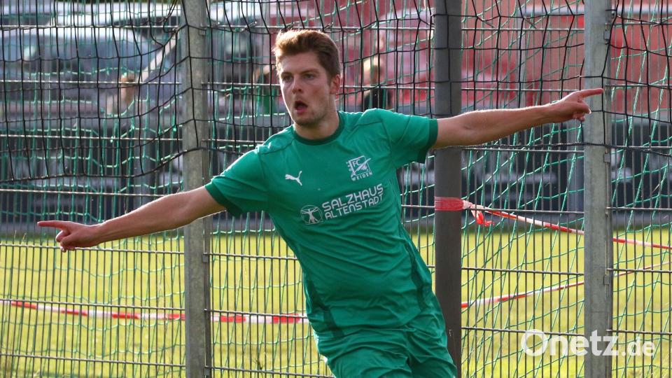 David Hofmeister vom FC Weiden-Ost jubelt nach seinem Treffer zum zwischenzeitlichen 3:1. Die Weidener bezwangen den bisherigen Tabellenführer FC Wernberg mit 3:2. Bild: Dieter Jäschke