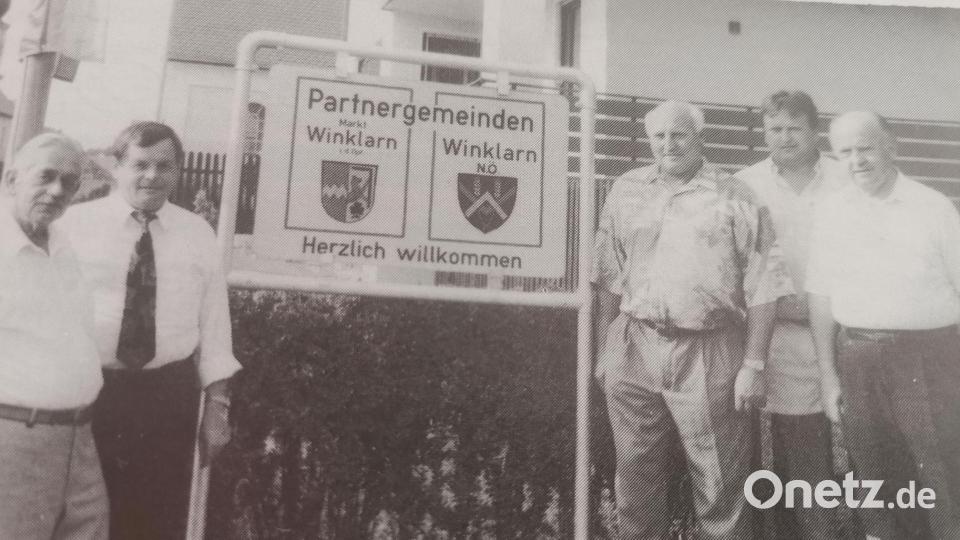 Beim 20-jährigen Bestehen der Verbindung nach Niederösterreich sind 1994 Partnerschaftstafeln an den Ortseingängen aufgestellt worden. Im Bild von links die Altbürgermeister Hans Thammer, Hans Sailer, Ernst Rücklinger und Gernot Lechner sowie Josef Achatz aus Neumarkt. Archivbild: amö