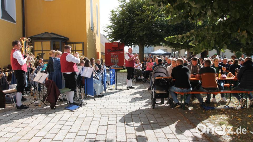 Das Vereinsorchester des Musikvereins erhält beim Frühschoppen viel Beifall. Bild: pi