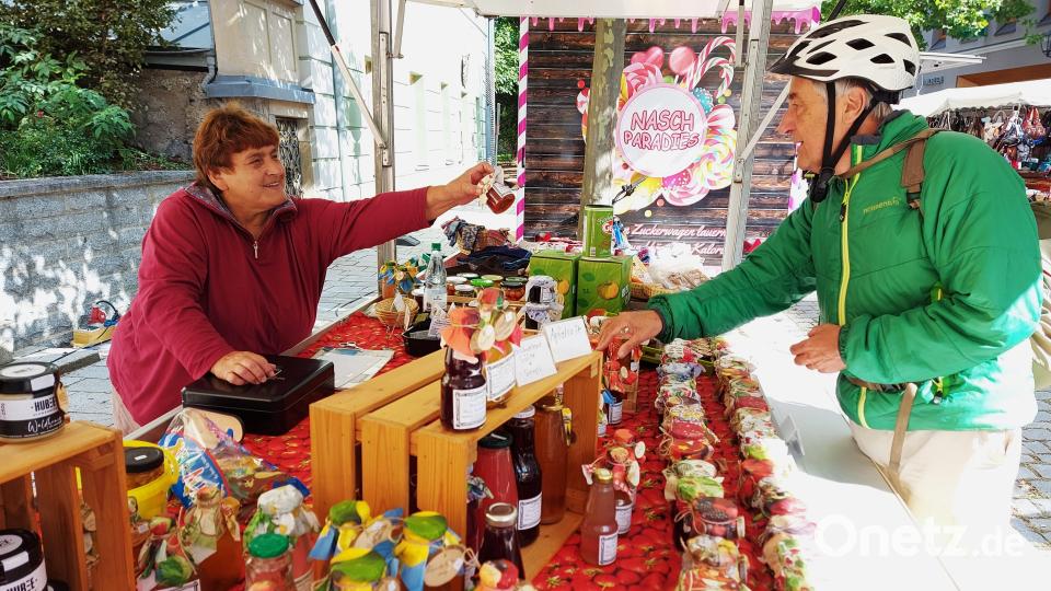 Farbenfroh ist der Stand der einheimischen Händlerin Annemarie Hubatsch gestaltet, die auch bei jedem Wochenmarkt vertreten ist. Bild: lg