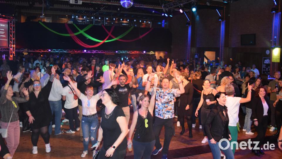 Nicht nur vor der Bühne wurde getanzt - auch in den hinteren Reihen bewegten sich die Gäste jeglichen Alters zur Musik. Bild: fla