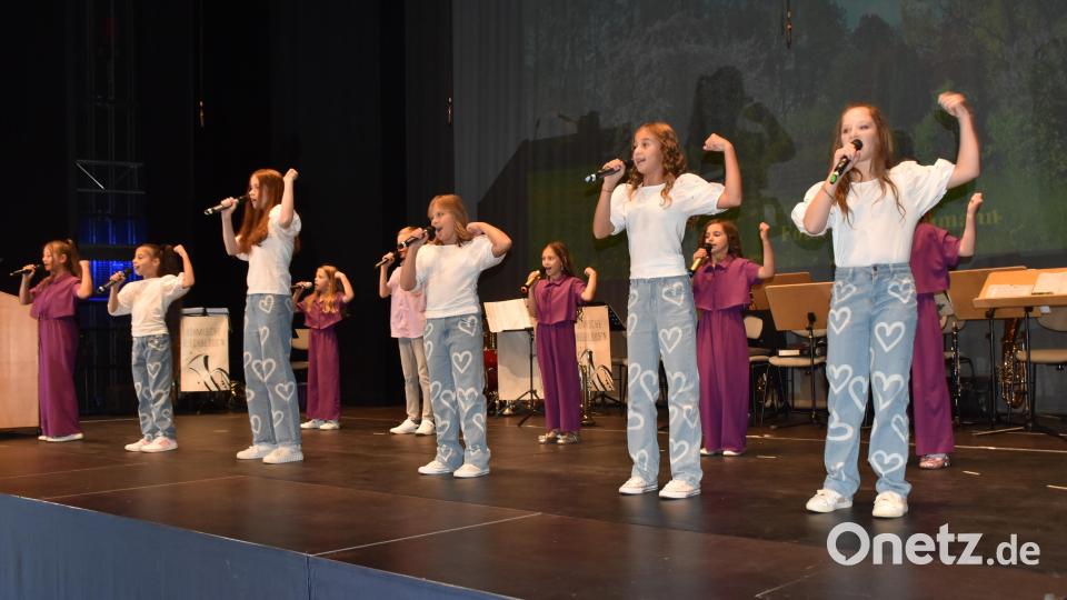 &quot;Malinka&quot; , die Kindergruppe des Vereins &quot;Neue Zeiten&quot;, begeistert das Publikum mit einem schwungvollen Auftritt. Bild: hcz