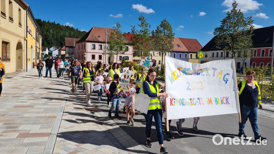 65 Kinder marschieren mit ihren Erziehern zum Rathaus um für ihre Rechte zu demonstrieren. Bild: sne