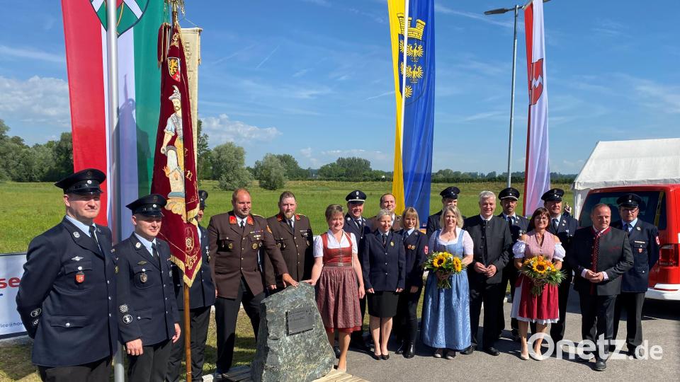 Die Gemeindefahnen sind bei gegenseitigen Besuchen aufgezogen: Im Bild die Abordnung aus Winklarn mit Bürgermeisterin Sonja Meier und Kommandanten Stephan Killermann (rechts neben dem Stein) bei der Feuerwehrhauseröffnung im Juni 2022. Archivbild: amö