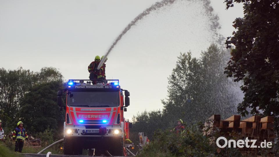 Mit der Wasserkanone auf ihrem Löschfahrzeug schirmte die Immenreuther Wehr das Gelände zur Eisenbahnstrecke vor einem Übergriff ab. Bild: bkr